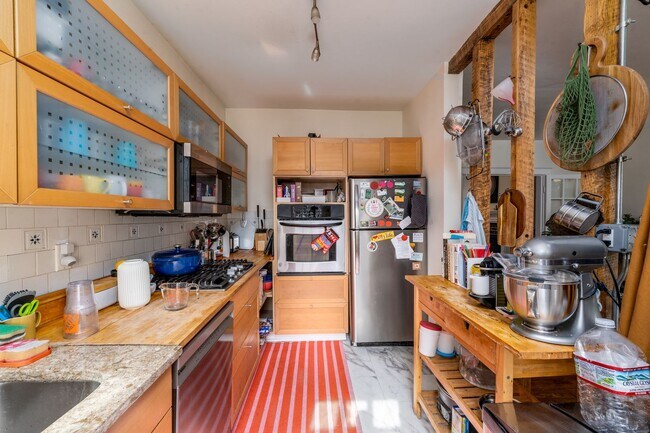 Building Photo - Oakenshawe 5-Bedroom, 2-Bathroom Home Close to Johns Hopkins