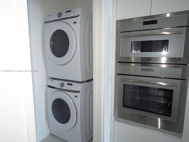 Building Photo - 700 NE 24th St