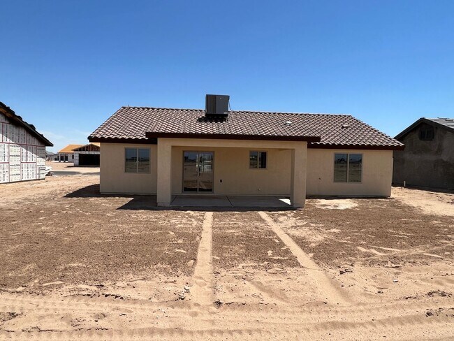 Building Photo - 3 Bedroom Split Floor Plan with 2 bathrooms