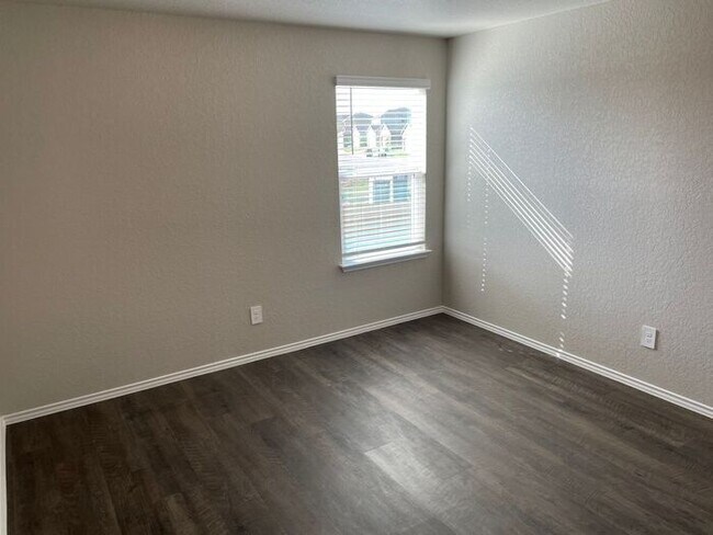 Building Photo - Available Now! Tour or Apply Today for This Charming 3 Bedroom, 2.5 Bath Home in Scott’s Hollow!