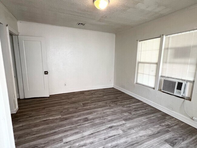Building Photo - Huge 2 bed 1 bath