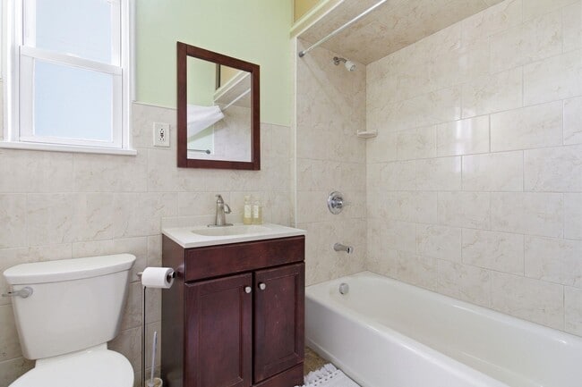 Building Photo - 470 Mallory Ave