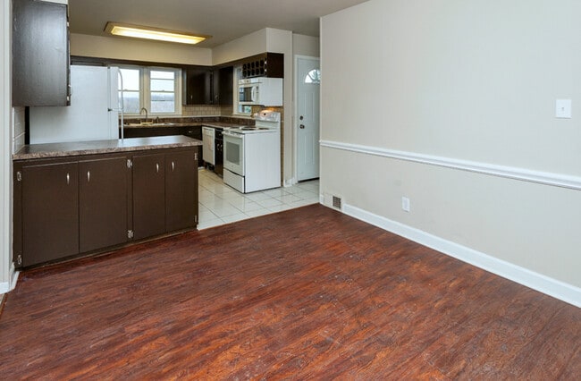 Building Photo - Spacious 4 bedroom 2 bathroom home