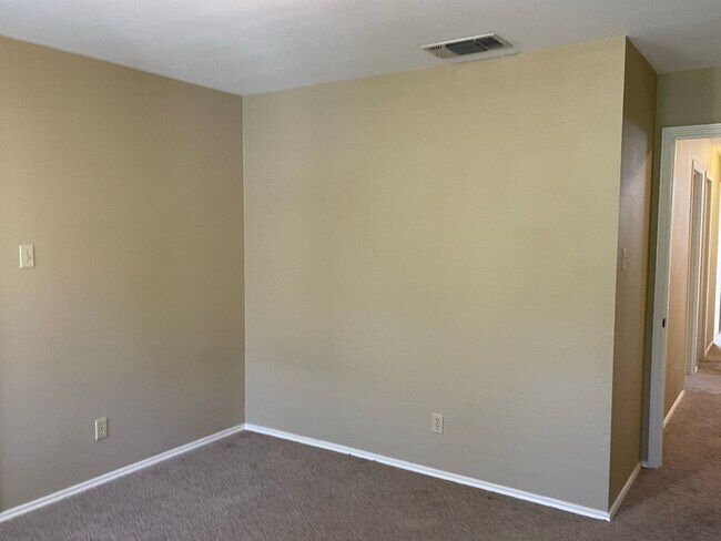 Building Photo - 13731 Oak Pebble
