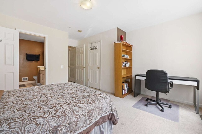 Building Photo - Spacious, Private AND Convenient 2-Level C...