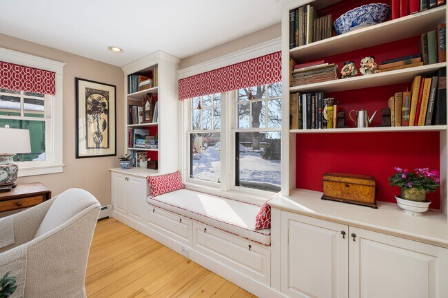 Building Photo - 68 Sachuest Way