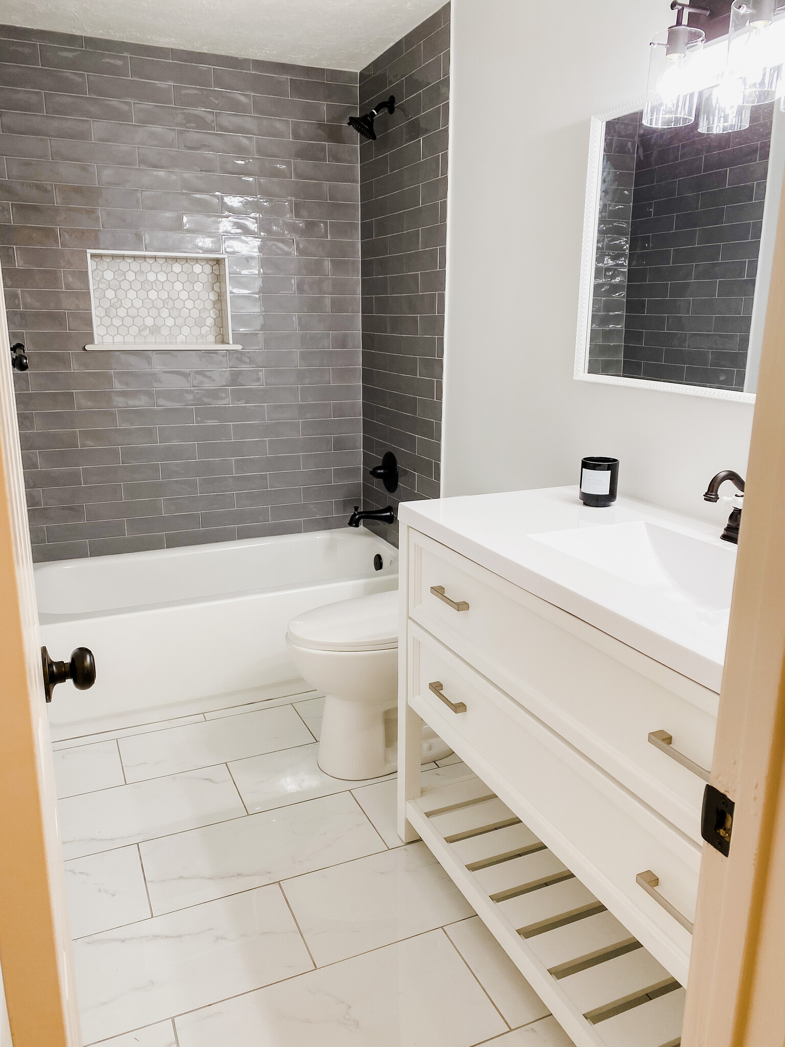 Full Bathroom - 223 Woodglen Dr