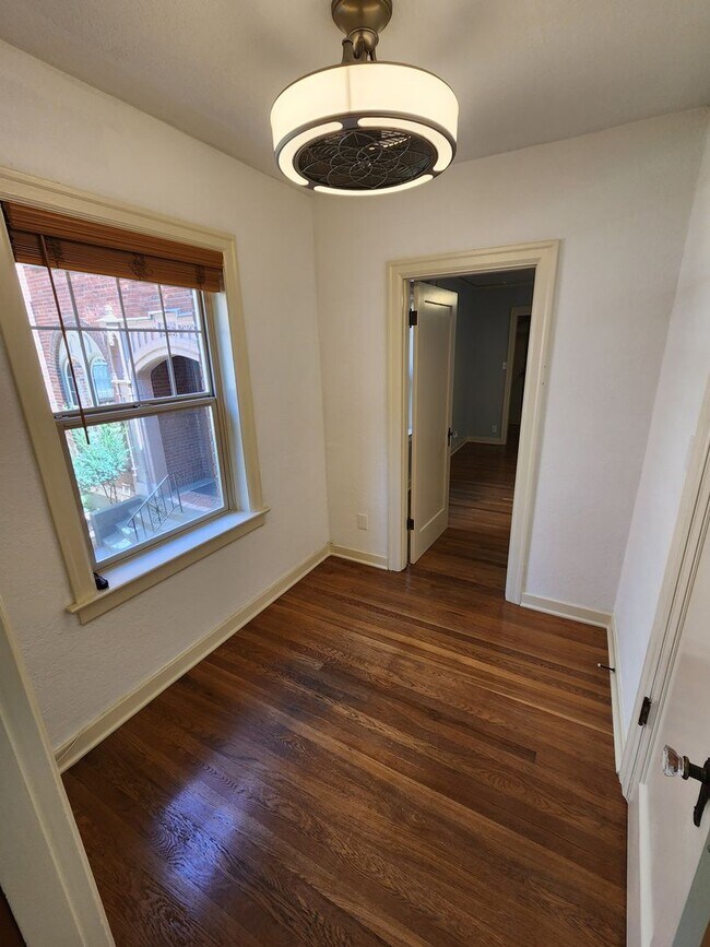 Building Photo - Queen's Court | A/C + Den | Renovated Kitc...