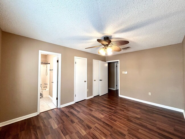 Building Photo - 2 Bedroom Townhouse Located on Siegen Lane...