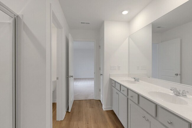 Building Photo - Stunning 4BR House in Hampton