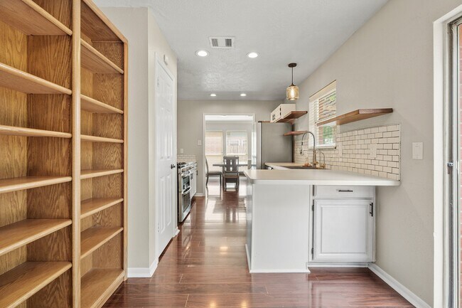 Building Photo - 14310 Sun Harbor Dr