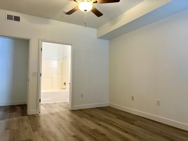 Building Photo - 2 Bedroom 2 Bathroom 1 Car Attached Garage in Roseville
