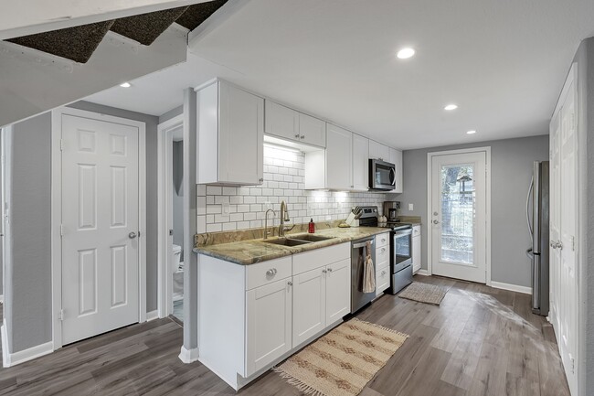 Building Photo - 1500 W Pine Lake Cir