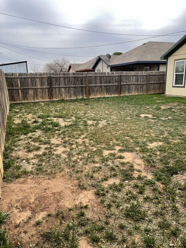 Building Photo - 3 Bd / 2 Bath and great back yard