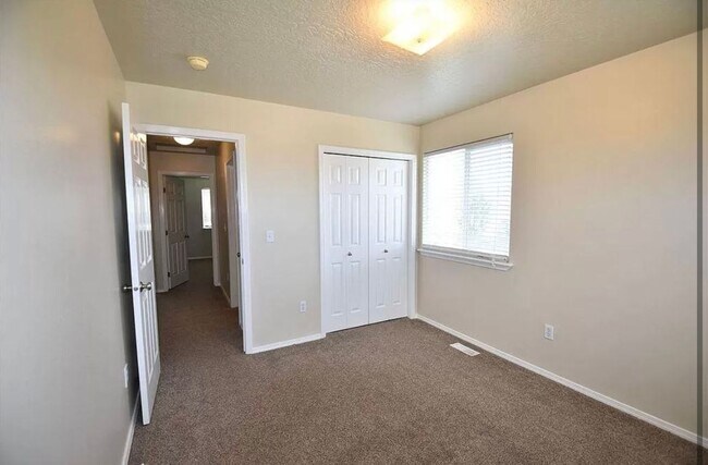 Building Photo - 3341 N Maplestone Ave