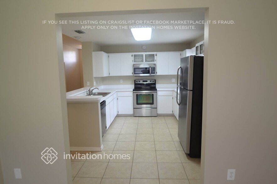 Building Photo - 28423 Meadowrush Way