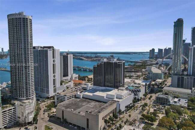 Building Photo - 1750 N Bayshore Dr