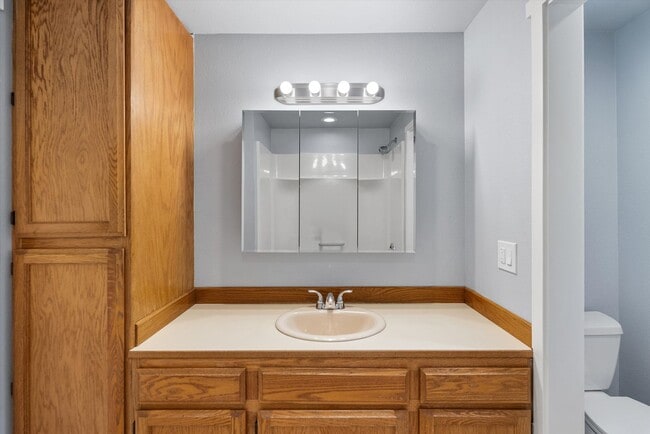 Building Photo - 3 Bed 2 Bath Fully Fenced Split Level Lake...