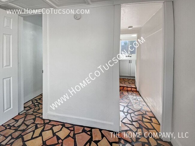 Building Photo - 940 E Florita St