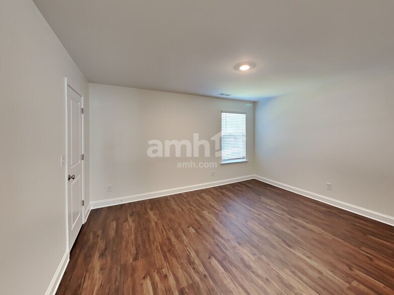 Building Photo - 553 Rivermist Dr