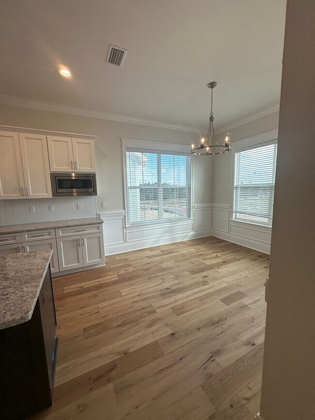 Building Photo - Gorgeous New Contsruction 3 bedroom/2 full...