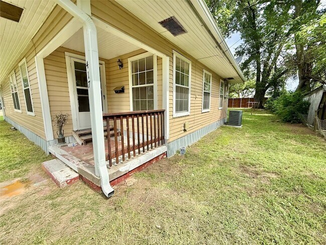 Building Photo - 417 Putman St
