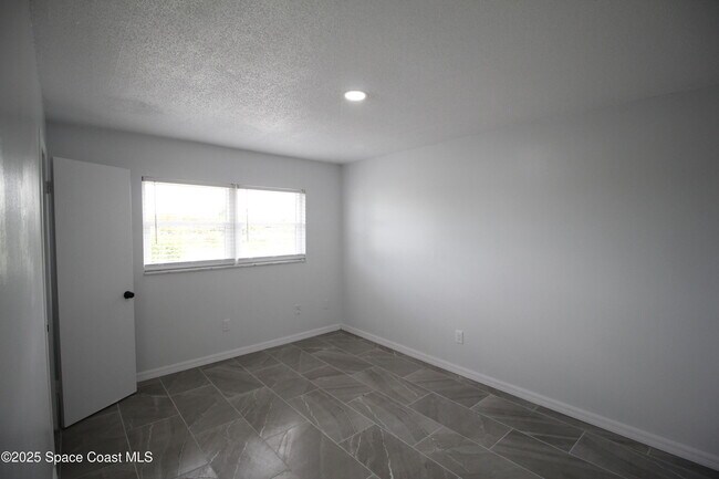 Building Photo - 3002 Edgewood Dr NE