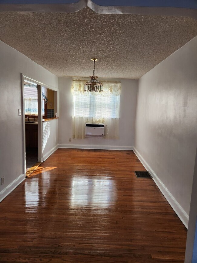 Building Photo - Remodeled Home - Mayfair