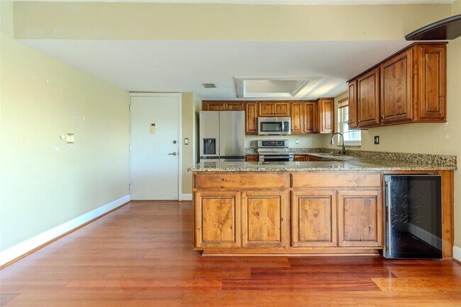 Building Photo - 8804 Bay Pointe Dr