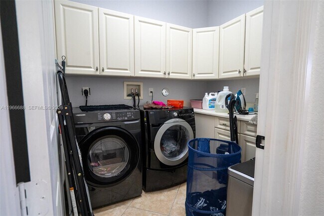 Building Photo - 7875 NW 110th Dr