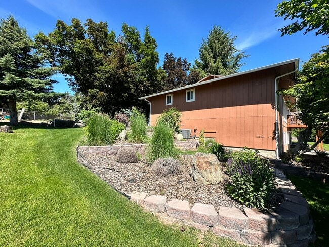 Building Photo - Stunning 3 Bedroom and 3 Bathroom Home, La...
