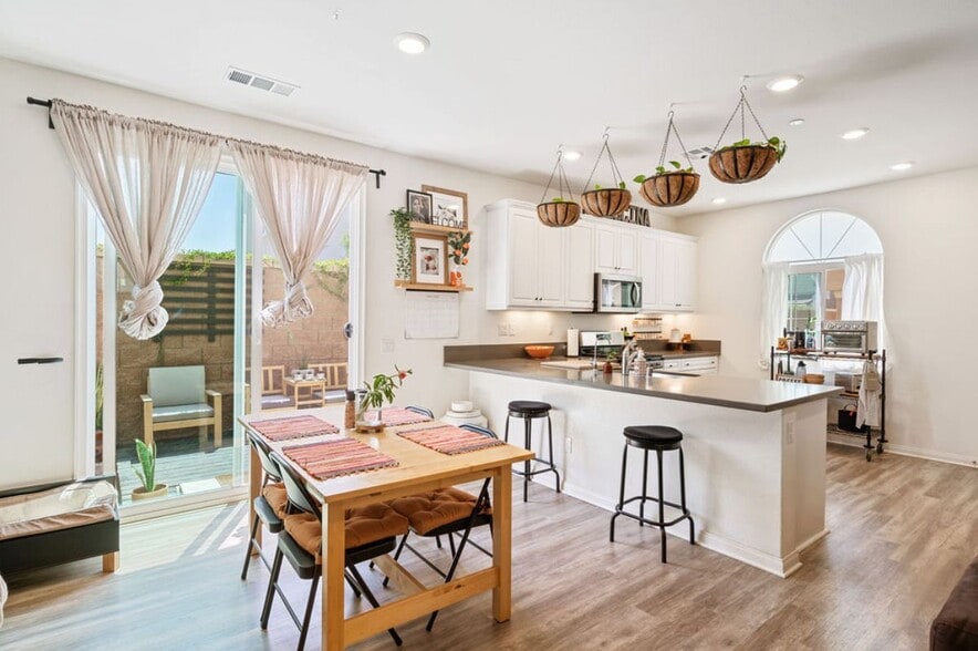 Building Photo - 15969 Dexter St