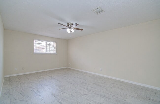 Building Photo - 8820 Bissonnet St