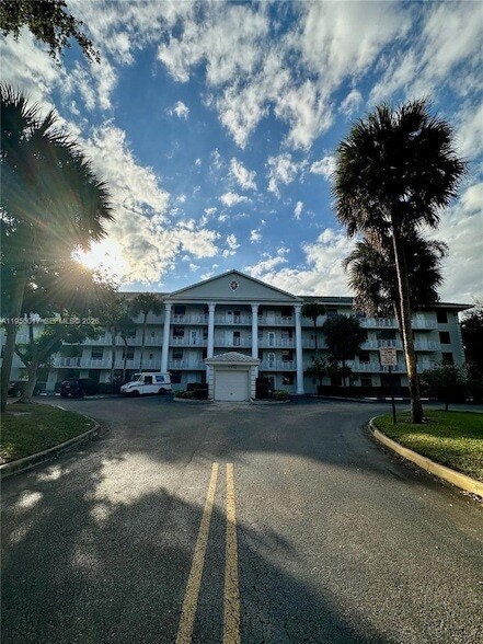 Building Photo - 1715 Whitehall Dr