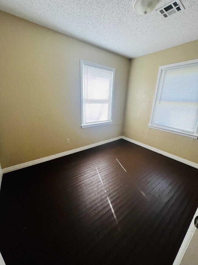 Building Photo - "Charming 3-Bed Home at 609 West Nagel Ave...
