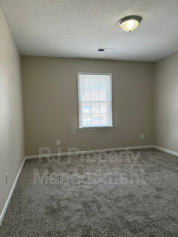 Building Photo - 3400 Lord Dunmore Cove