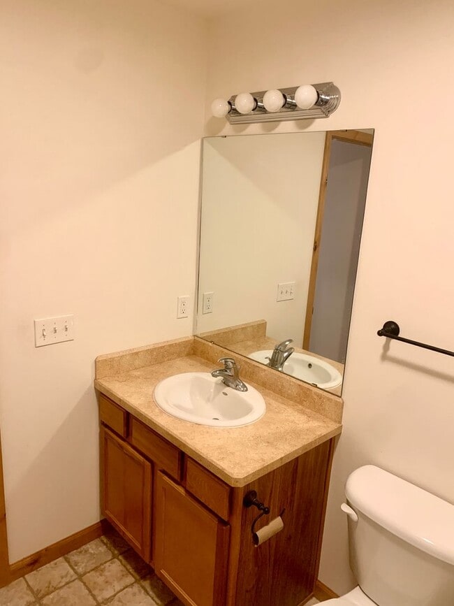 Building Photo - 3 bedroom 2 bath townhome