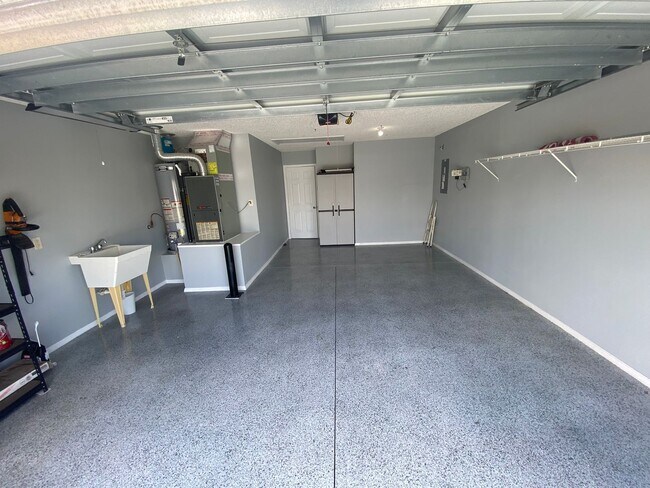 Building Photo - Beautiful 2 + 2 Villa, Turnkey ANNUAL Leas...