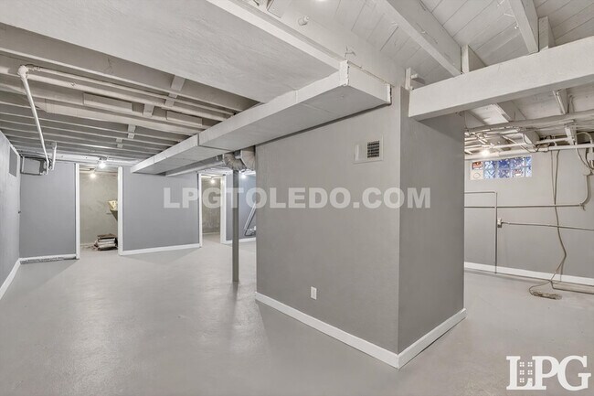 Building Photo - 2041 Loxley Rd