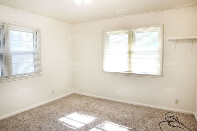 Building Photo - 627 S Grant Ave