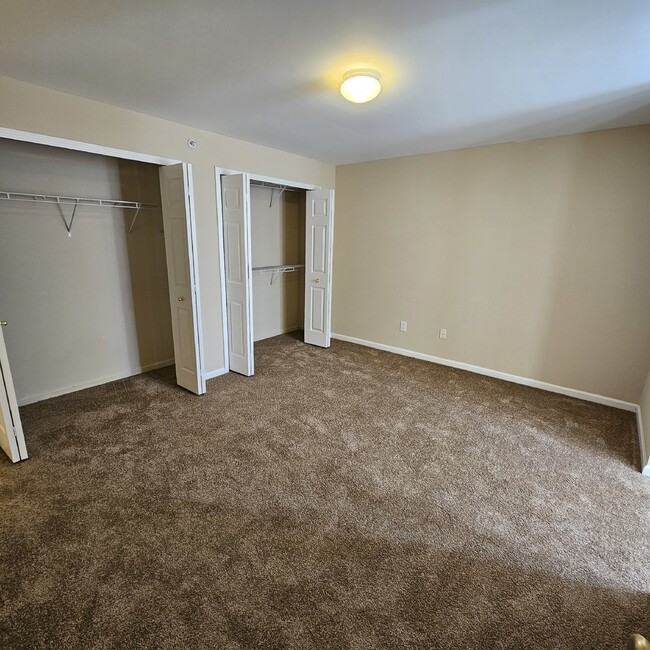 Building Photo - "2 Bedroom Townhome, 2.5 Bathroom, 2 Car G...