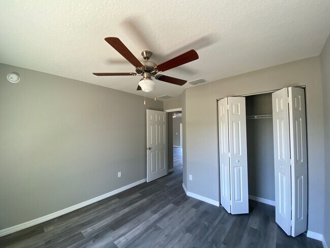 Building Photo - Desirable SW Ocala Neighborhood 3/2/2 **WON"T LAST**