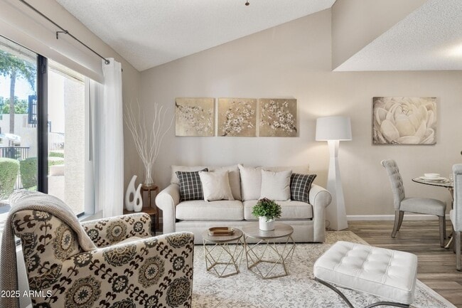 Building Photo - 719 E Lola Dr