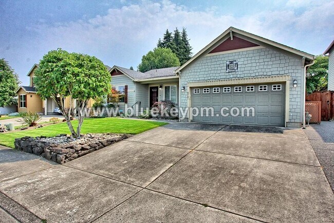 Building Photo - 3 Bed, 2 Bath : A GREAT Multi-Generational Home