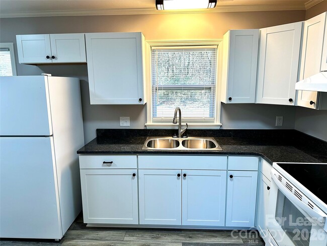 Building Photo - 2121 Charlotte Hwy