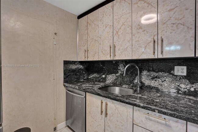 Building Photo - 1913 S Ocean Dr