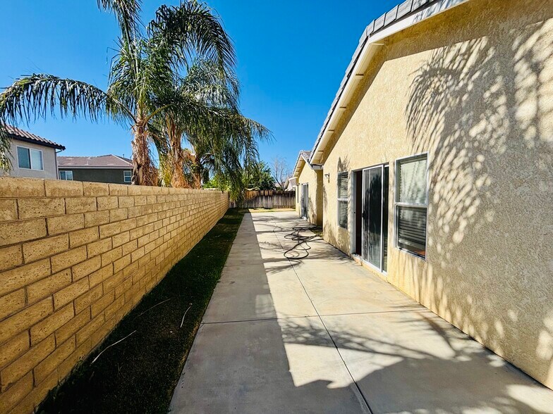 Building Photo - 42309 Portland Ln