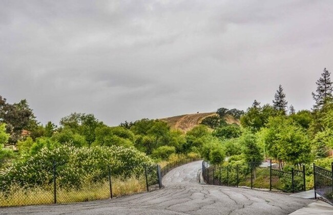 Building Photo - Emerald Vista Luxurious Townhome