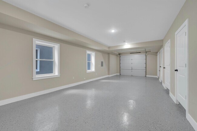 Building Photo - 275 Pearsall Ave