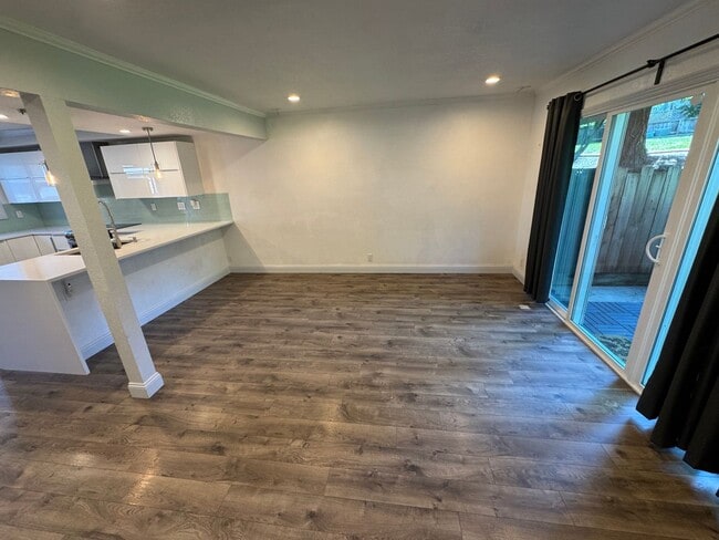 Building Photo - Danville Townhouse 2 bed / 1.5 bath - Near...